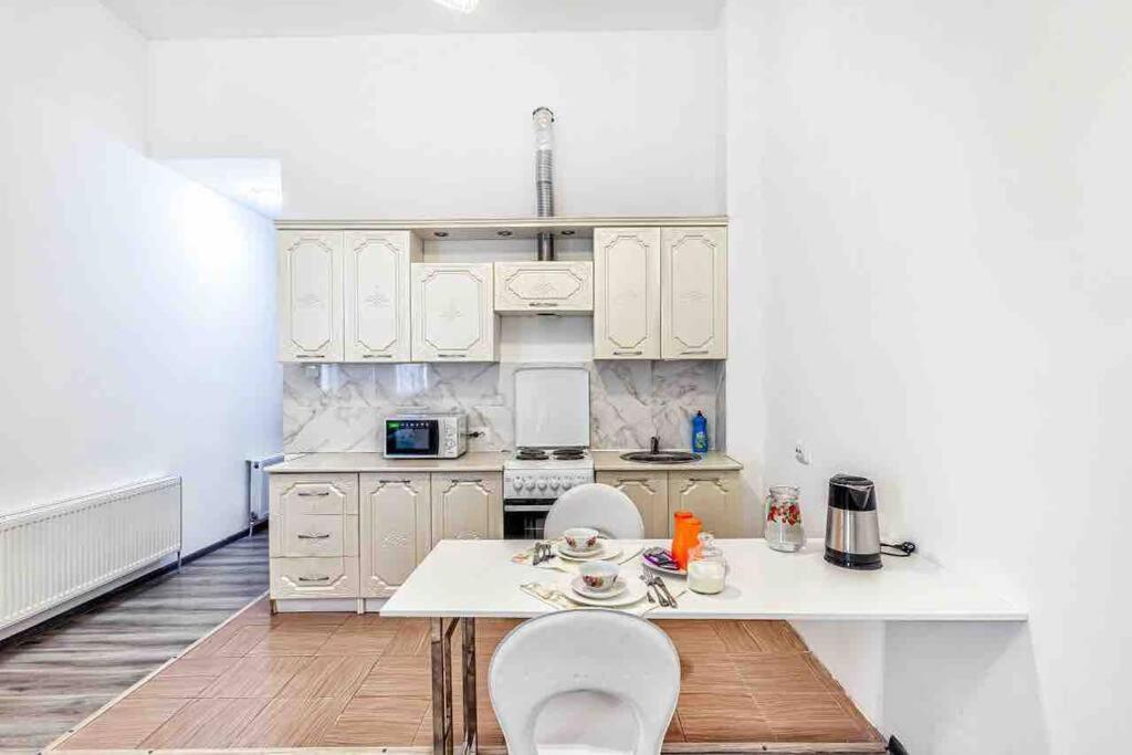 Уютная Квартира С Террасой В Сердце Столицы Apartment Taldykol Exterior photo